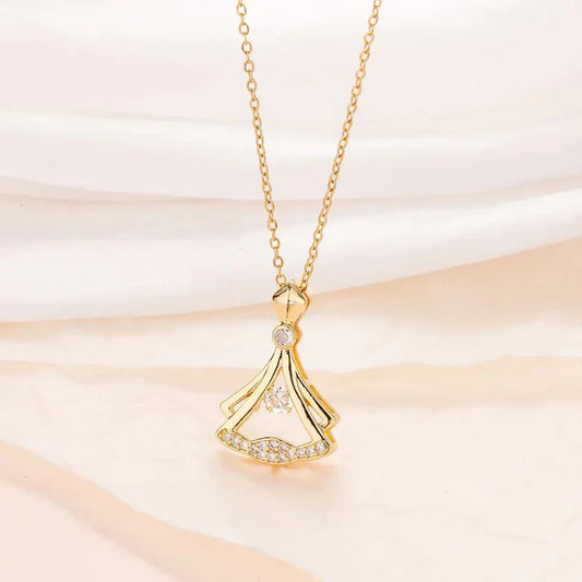 قلادة على شكل مروحة مطلية بالذهب